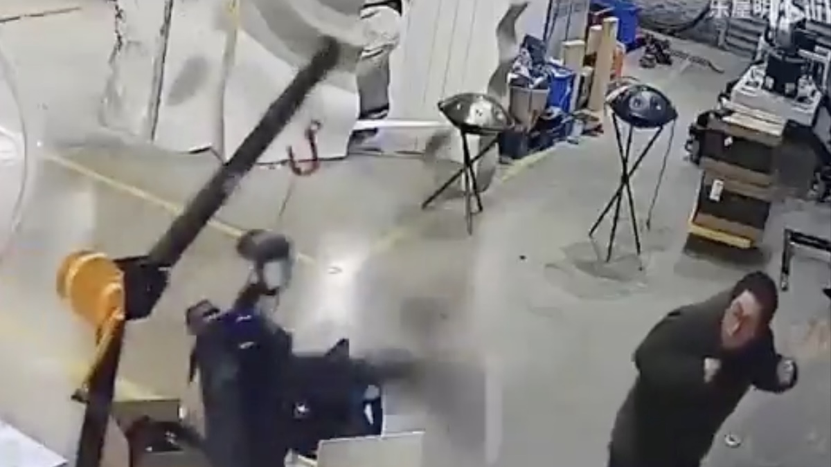 Robot umanoide impazzisce, persone colpite violentemente: “Ci sta attaccando” Robot umanoide impazzisce, persone colpite violentemente: “Ci sta attaccando”