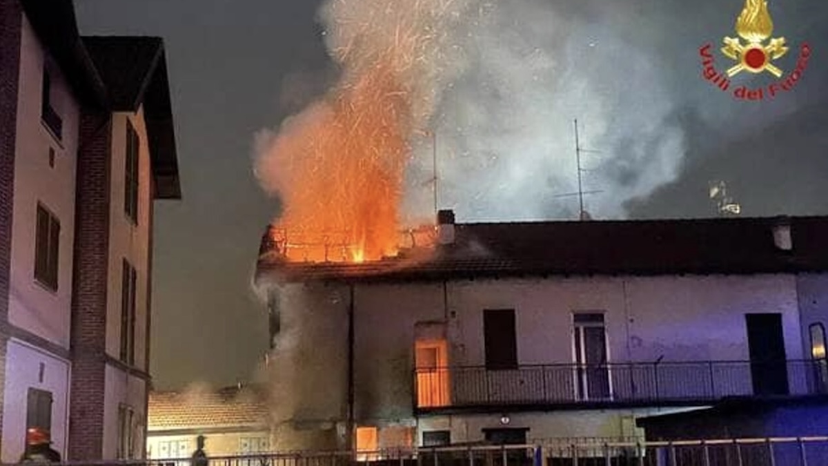 Dramma in mattinata, incendio in casa mentre dormono: fiamme altissime Dramma in mattinata, incendio in casa mentre dormono: fiamme altissime