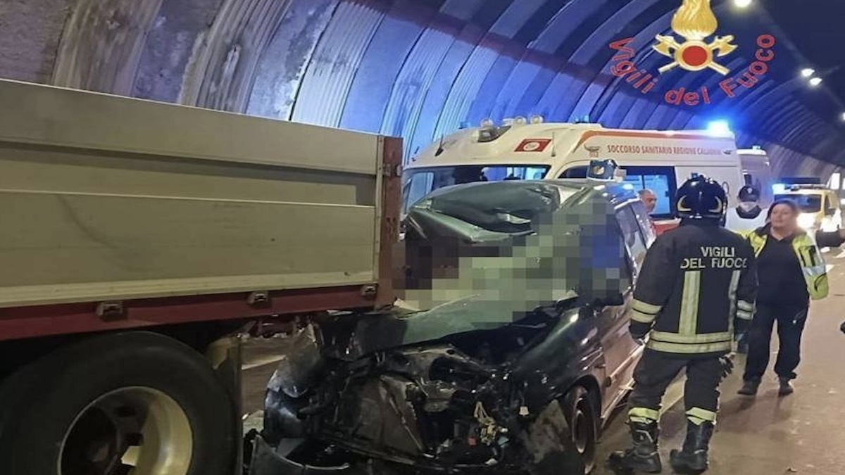 Italia, schianto devastante tra camion e auto: ci sono più morti Italia, schianto devastante tra camion e auto: ci sono più morti
