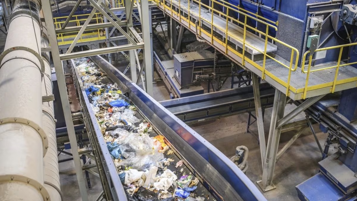 Orrore a lavoro, è successo ancora: trovato così sul rullo dei rifiuti, atroce Orrore a lavoro, è successo ancora: trovato così sul rullo dei rifiuti, atroce