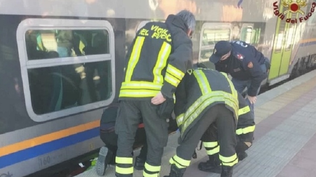 Italia, tragedia sulle rotaie: ci sono morti. “Un volo di metri!” Italia, tragedia sulle rotaie: ci sono morti. “Un volo di metri!”