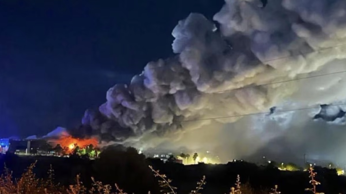 Nube tossica sulla città, incendio nella fabbrica chimica: “Rischio altissimo per la salute”
