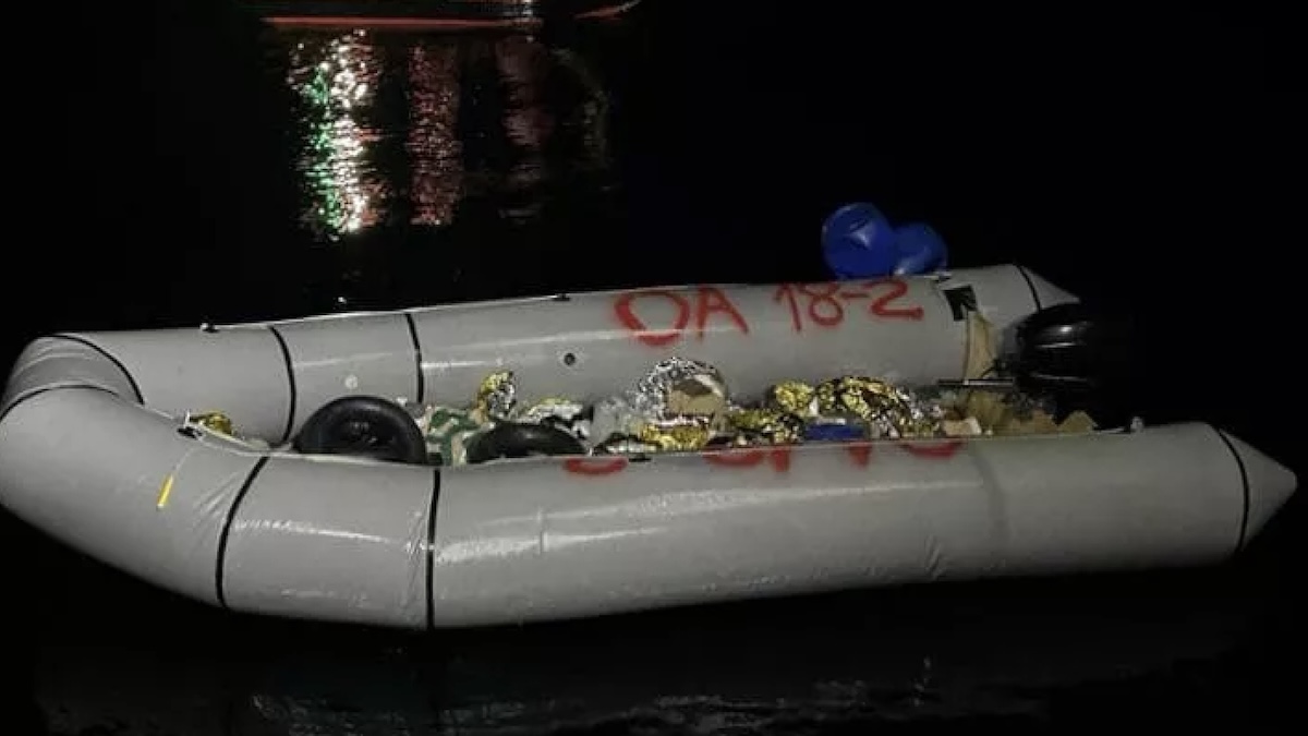 Lampedusa, trovati i cadaveri di due bimbi piccolissimi: sono morti in modo atroce Lampedusa, trovati i cadaveri di due bimbi piccolissimi: sono morti in modo atroce