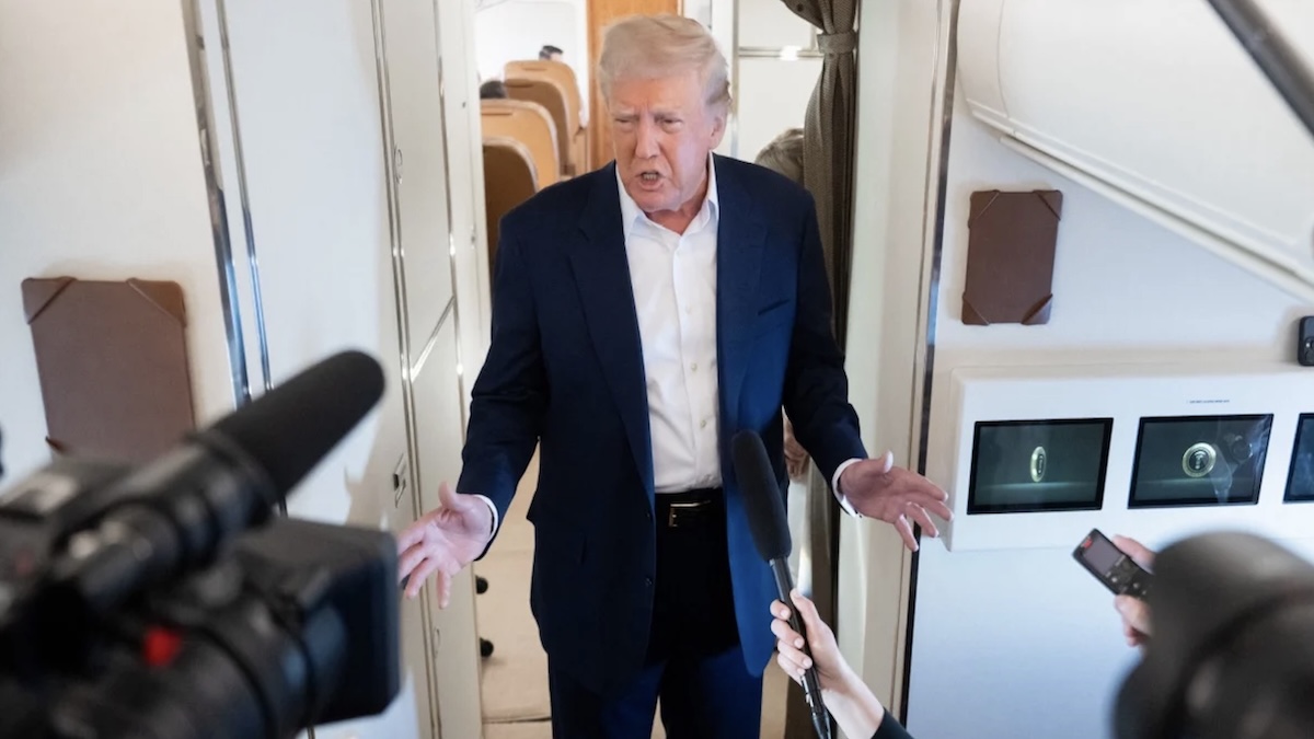 “Fuori tutto!”, Trump shock, li ha cacciati davvero! Mai successo “Fuori tutto!”, Trump shock, li ha cacciati davvero! Mai successo