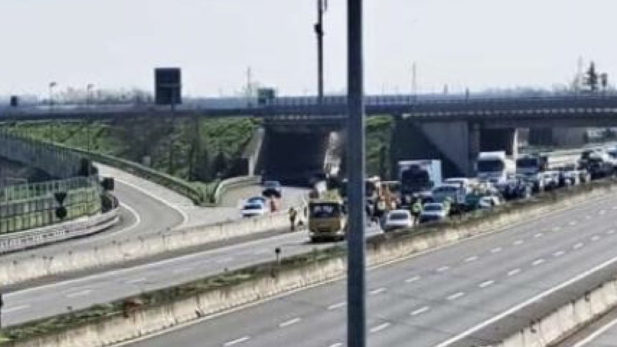 Schianto atroce tra quattro macchine della polizia: agenti coinvolti, traffico in tilt Schianto atroce tra quattro macchine della polizia: agenti coinvolti, traffico in tilt