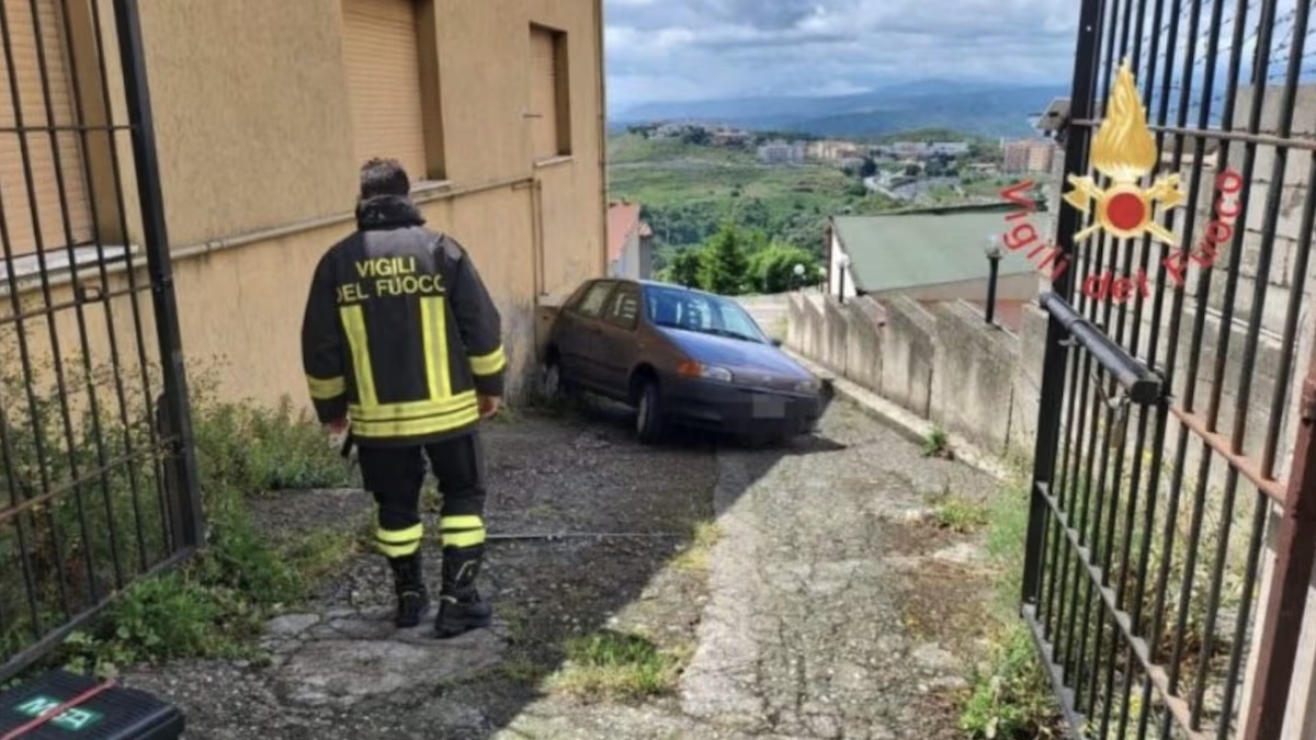 parcheggia in discesa subito dopo la tragedia luigi ucciso dalla sua auto da Thesocialpost.it parcheggia in discesa subito dopo la tragedia luigi ucciso dalla sua auto
