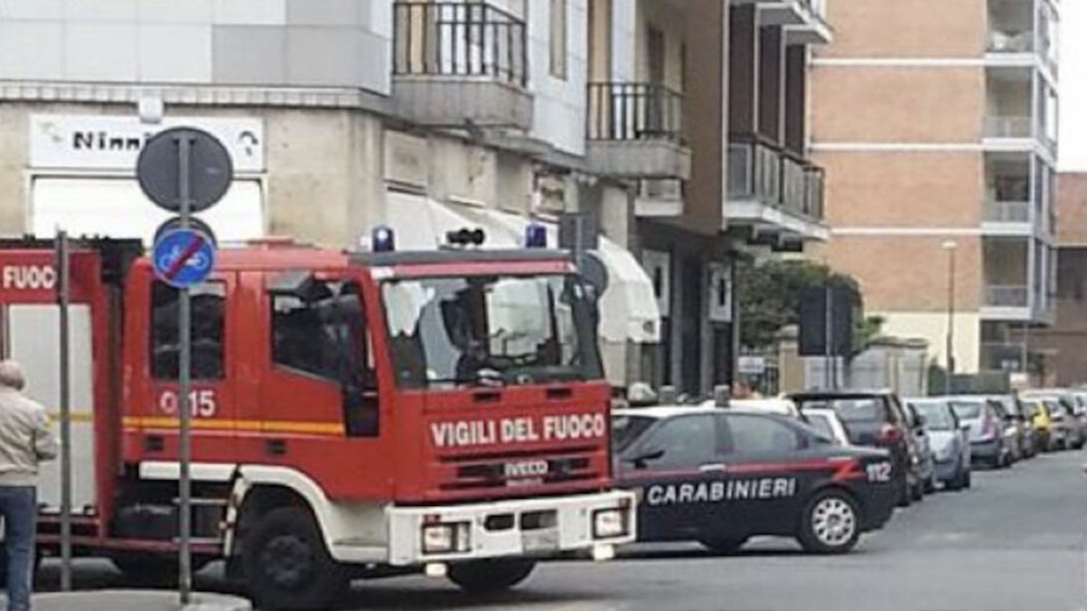 “Polizia, venite subito”. Notano qualcosa su un balcone e lanciano l’allarme. Poco dopo la scoperta choc dei soccorritori “Polizia, venite subito”. Notano qualcosa su un balcone e lanciano l’allarme. Poco dopo la scoperta choc dei soccorritori