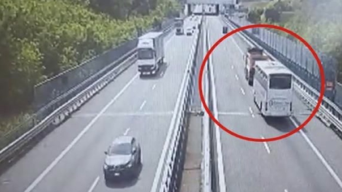 Italia. Bus con una scolaresca si ribalta: schianto micidiale contro un albero Italia. Bus con una scolaresca si ribalta: schianto micidiale contro un albero