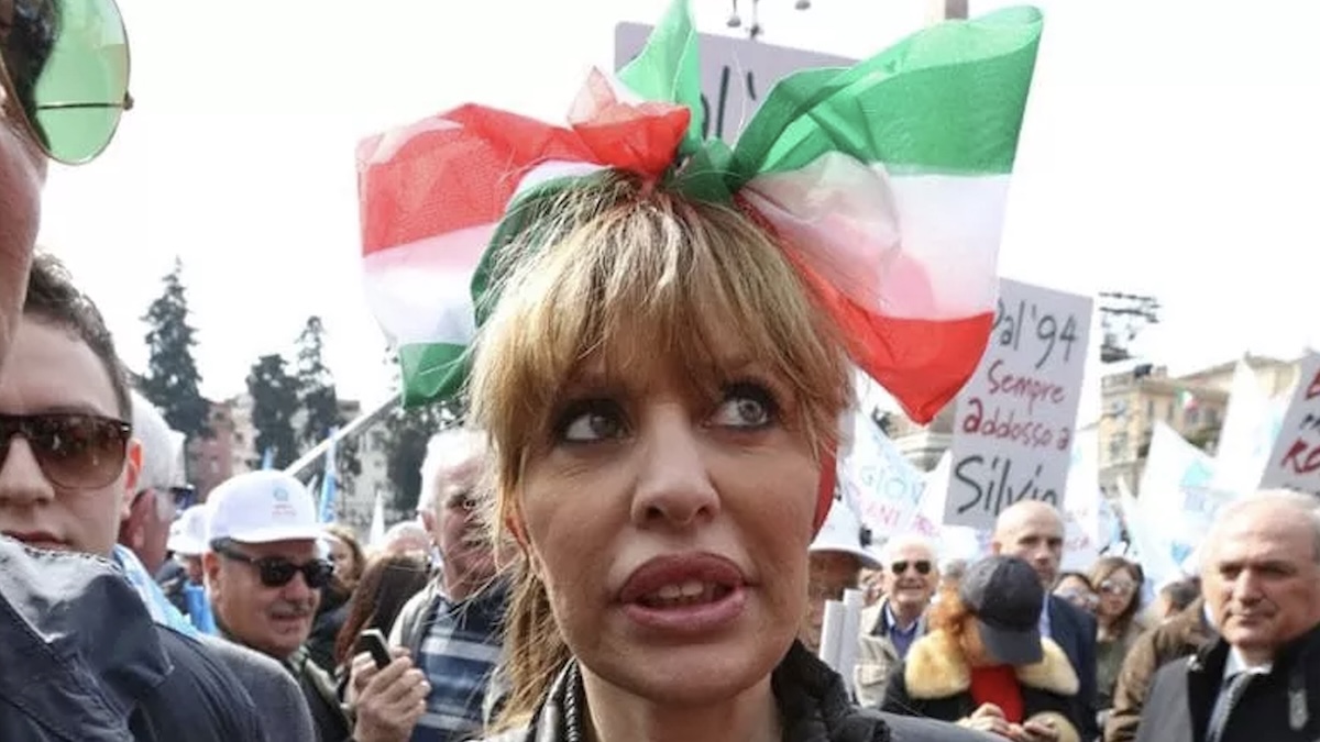 Alessandra Mussolini lascia Forza Italia: il cambiamento di rotta Alessandra Mussolini lascia Forza Italia: il cambiamento di rotta