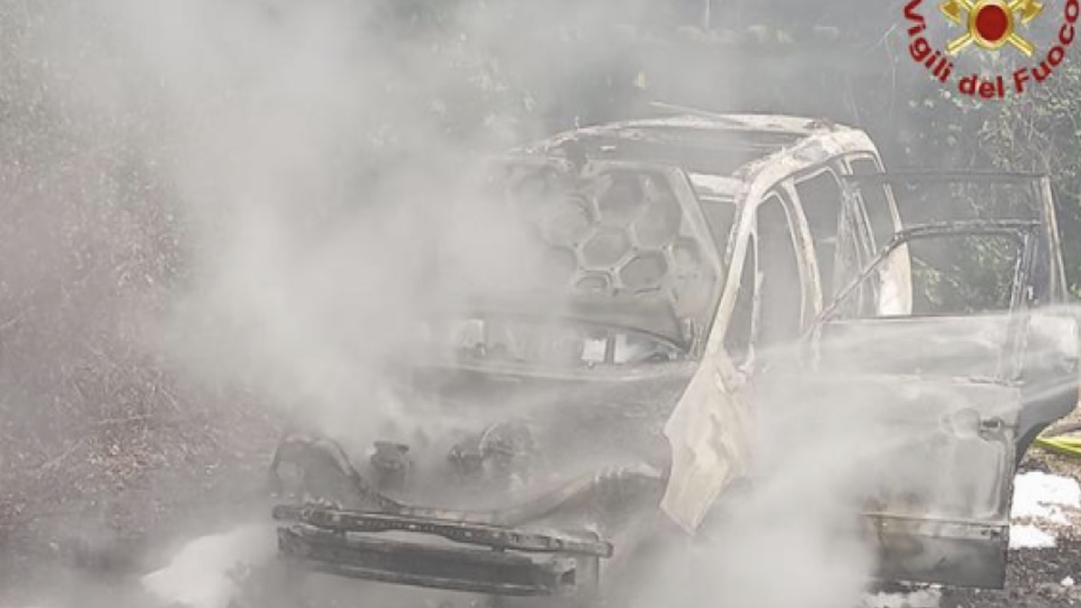 Spaventoso, fumo dal cofano e l’auto prende improvvisamente fuoco: mamma e bimbo a bordo Spaventoso, fumo dal cofano e l’auto prende improvvisamente fuoco: mamma e bimbo a bordo