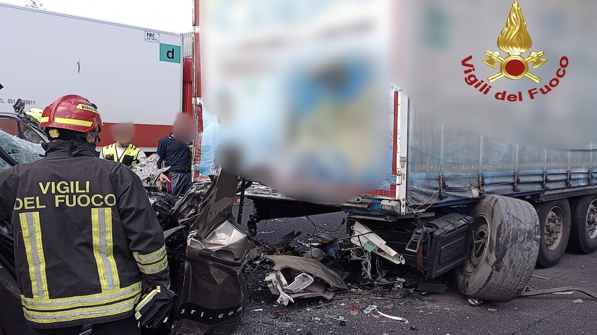 Tragedia in autostrada, schianto devastante: un morto e traffico in tilt Tragedia in autostrada, schianto devastante: un morto e traffico in tilt