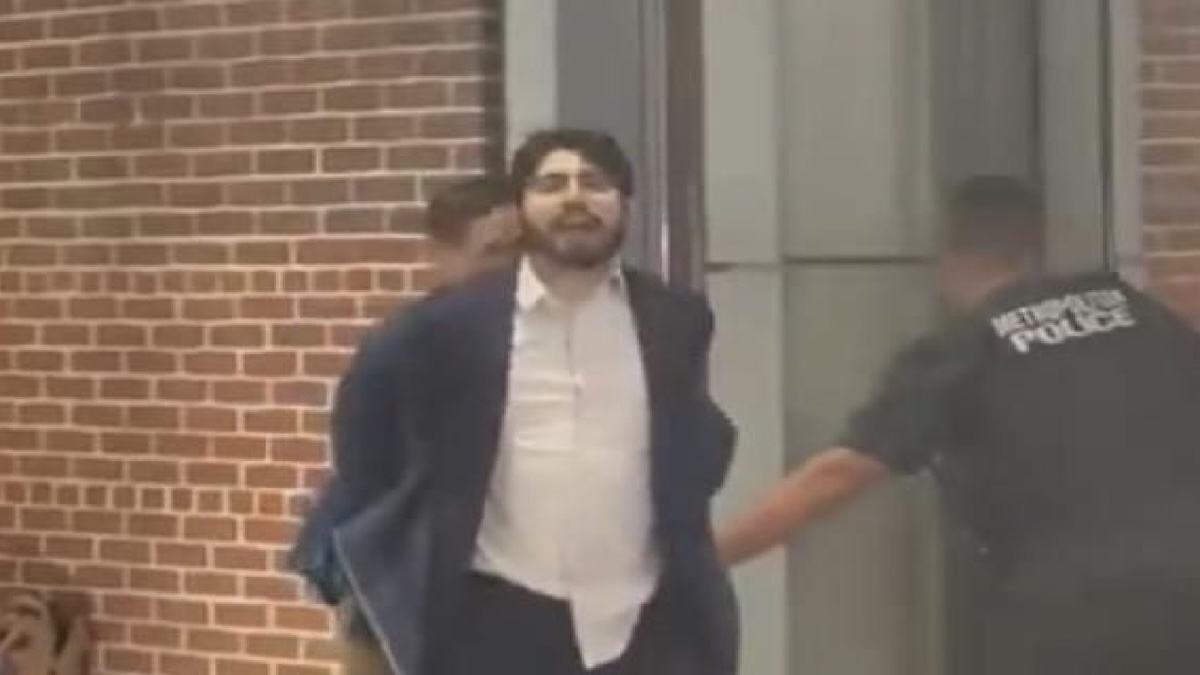 Spari davanti al museo ebraico di Washington, uccisi un diplomatico israeliano e la sua compagna: “È terrorismo antisemita”. Fermato un sospettato Spari davanti al museo ebraico di Washington, uccisi un diplomatico israeliano e la sua compagna: “È terrorismo antisemita”. Fermato un sospettato
