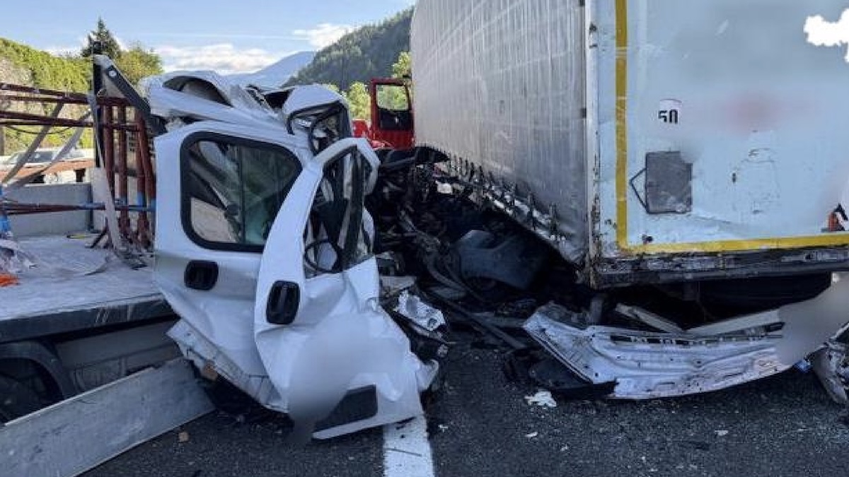 Tragedia in mattinata, con il camioncino sotto al tir: giovanissimi, andavano a lavoro Tragedia in mattinata, con il camioncino sotto al tir: giovanissimi, andavano a lavoro
