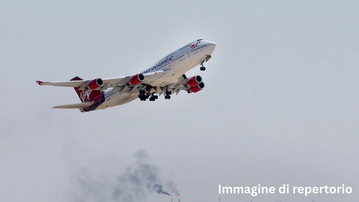 Pilota sviene sull’aereo mentre l’altro è in bagno, panico a bordo