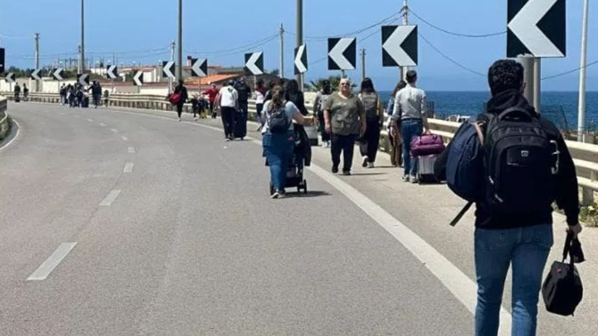 Tamponamento in autostrada: tratto verso aeroporto chiuso, persone raggiungono il gate a piedi