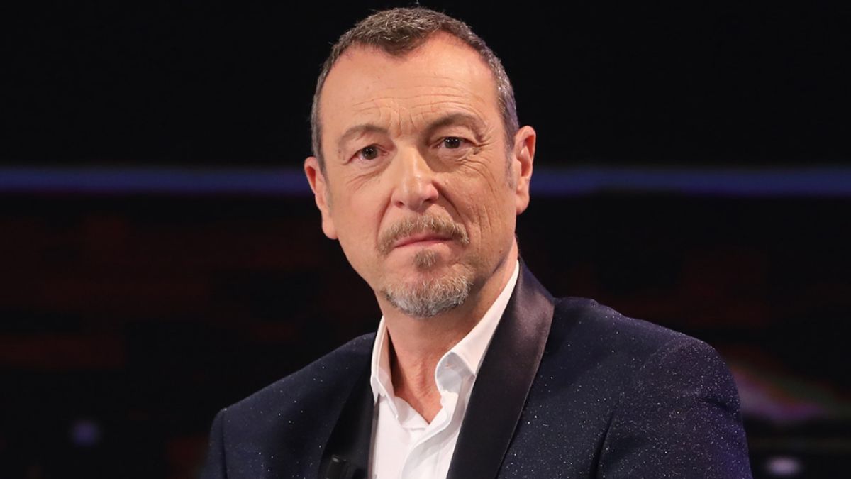“Amadeus al Nove non sta bene”. La confessione in diretta spiazza tutti: cosa succede