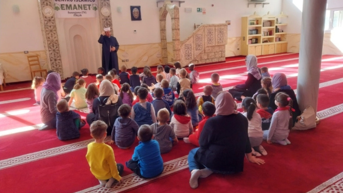 Bambini cattolici in ginocchio in moschea, scoppia la polemica Bambini cattolici in ginocchio in moschea, scoppia la polemica