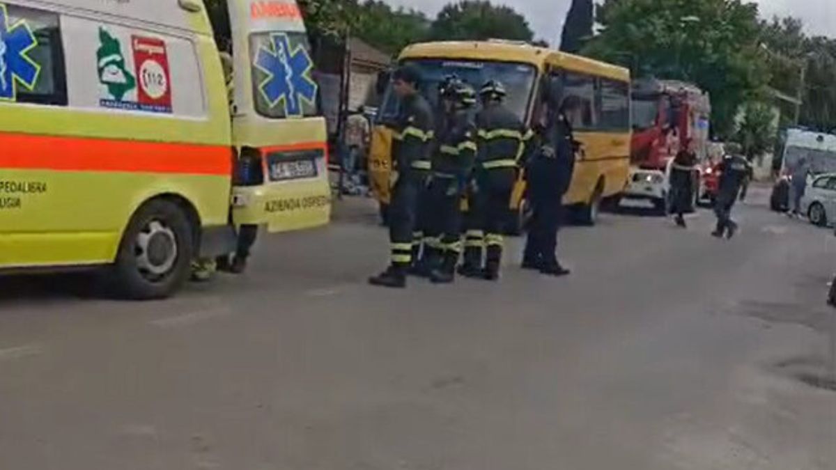 Bimbo investito da un autobus mentre attraversa la strada Bimbo investito da un autobus mentre attraversa la strada