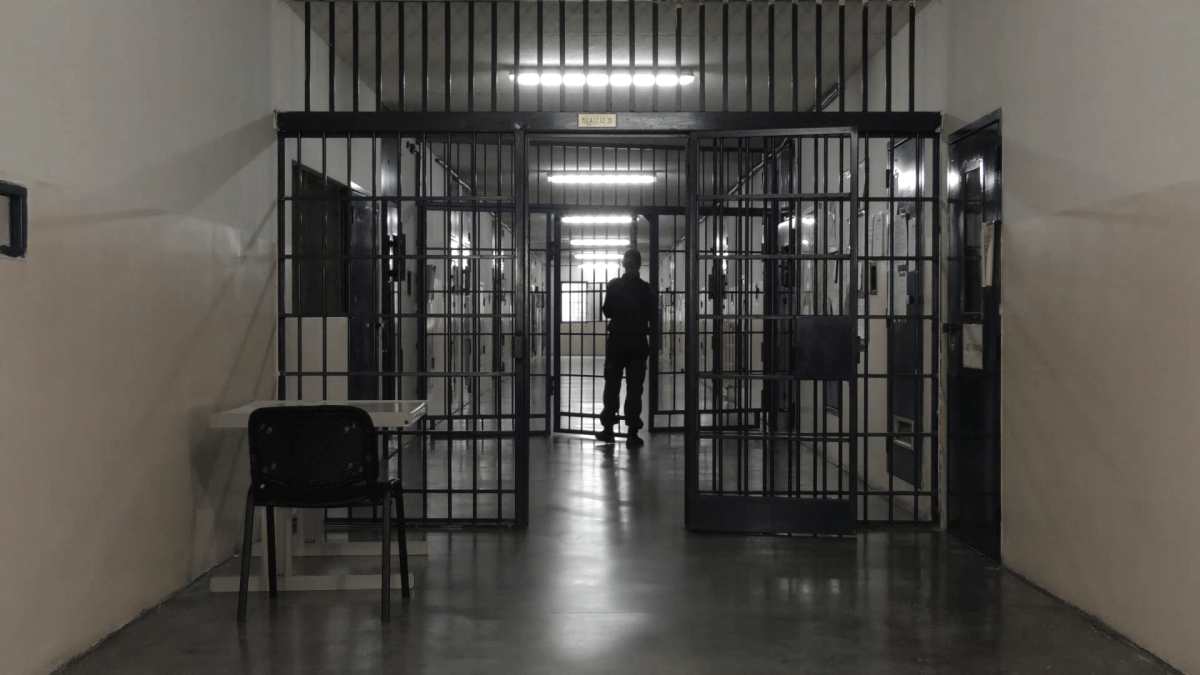 Bologna, lo trasferiscono in carcere poi il dramma: il gesto estremo Bologna, lo trasferiscono in carcere poi il dramma: il gesto estremo