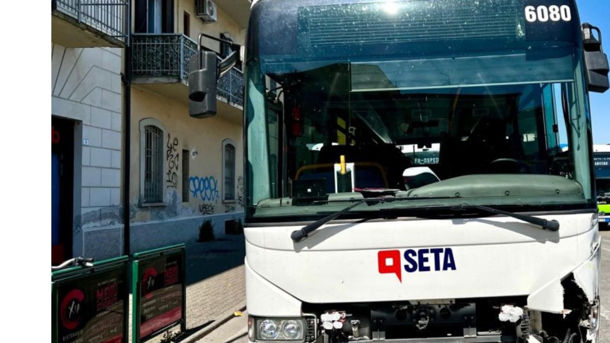 Scontro tra da Thesocialpost.it scontro tra pullman in pieno centro è caos viabilità bloccata