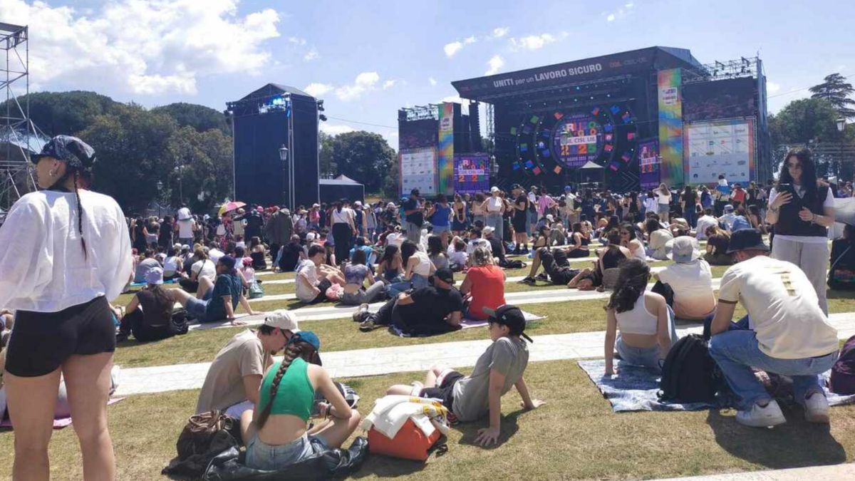 Concerto del Primo Maggio, ragazza afferrata da tre uomini e molestata: l’incubo Concerto del Primo Maggio, ragazza afferrata da tre uomini e molestata: l’incubo