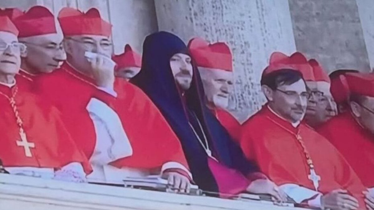 “Chi è quell’uomo”. Con i cardinali di Leone XIV, tutti lo hanno notato “Chi è quell’uomo”. Con i cardinali di Leone XIV, tutti lo hanno notato