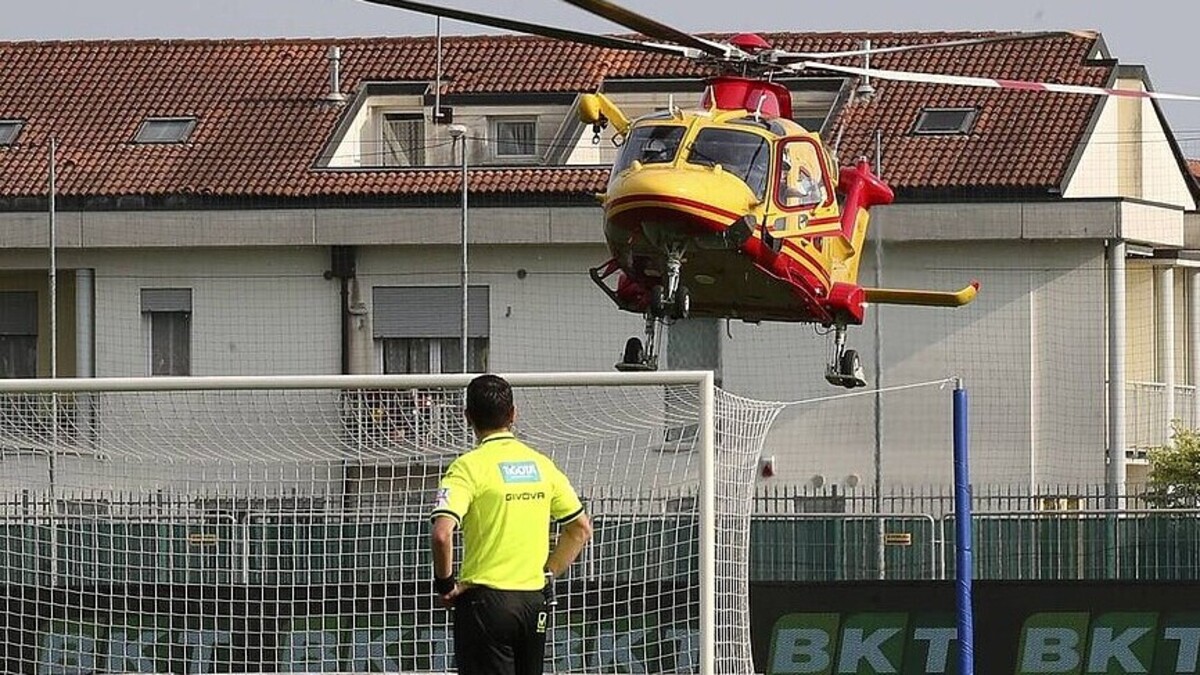 Shock allo stadio, arresto cardiaco: elicottero in campo. Cosa succede