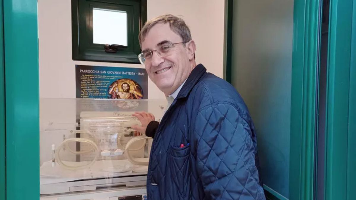 Neonato morto nella culla termica della chiesa, cosa succede al parroco