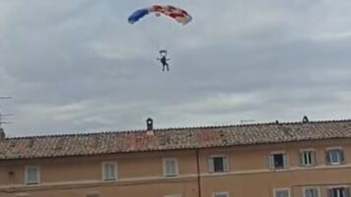 Italia, terrore in città: paracadutista si schianta sul tetto di una casa. Cosa è successo Italia, terrore in città: paracadutista si schianta sul tetto di una casa. Cosa è successo