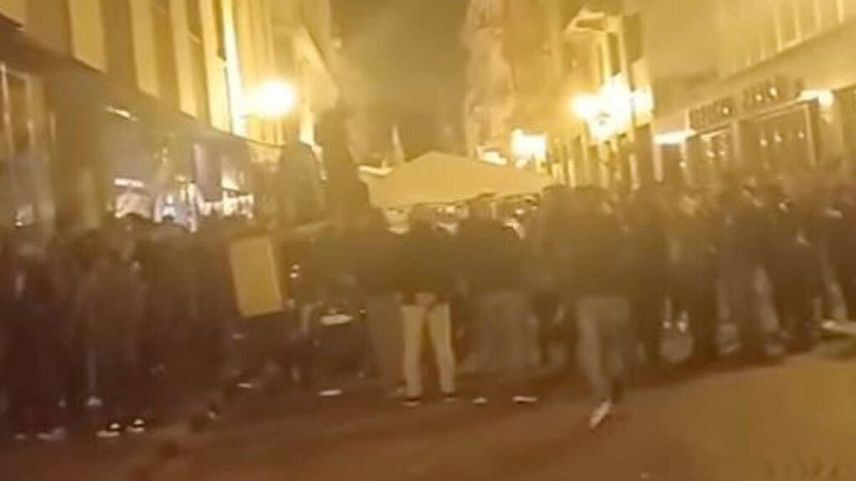 Shock alla radunata degli alpini, gesto sconvolgente: cosa hanno fatto Shock alla radunata degli alpini, gesto sconvolgente: cosa hanno fatto