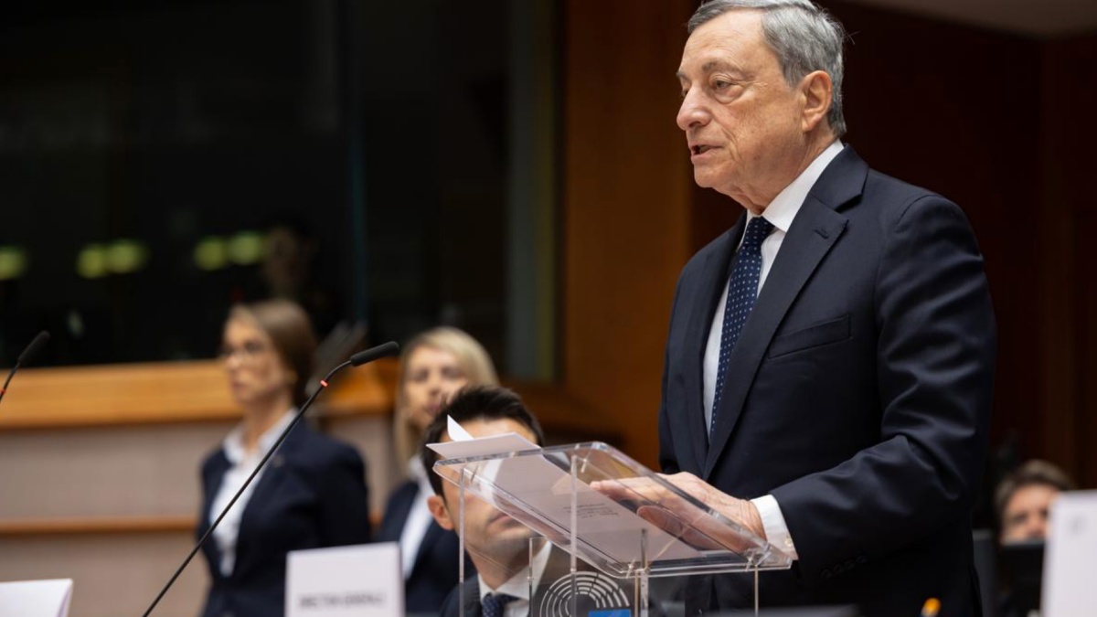 Applaudito dagli da Thesocialpost.it applaudito dagli italiani scartato dai partiti il caso draghi chi lo teme oggi di più