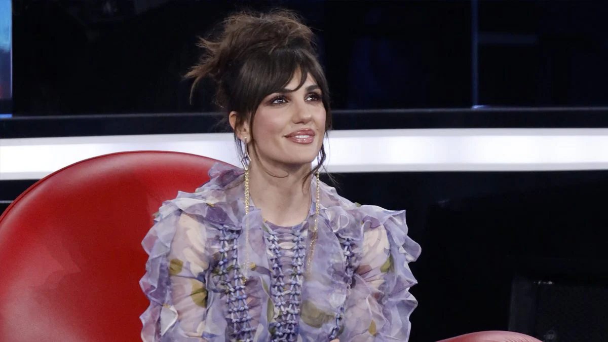 Elena D’Amario conquista il pubblico di “Amici” con un look floreale da capogiro Elena D’Amario conquista il pubblico di “Amici” con un look floreale da capogiro