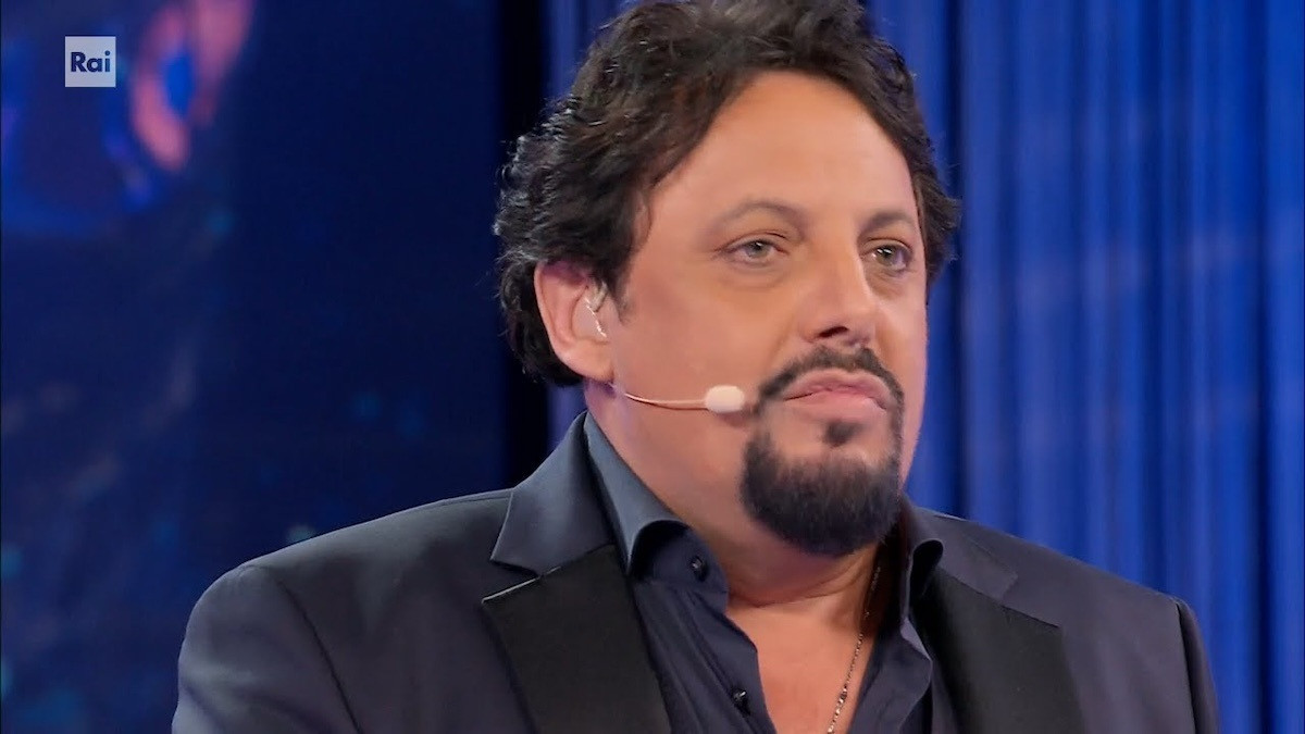 Enrico Brignano: il dolore di una perdita: “Io ero sul palco” Enrico Brignano: il dolore di una perdita: “Io ero sul palco”