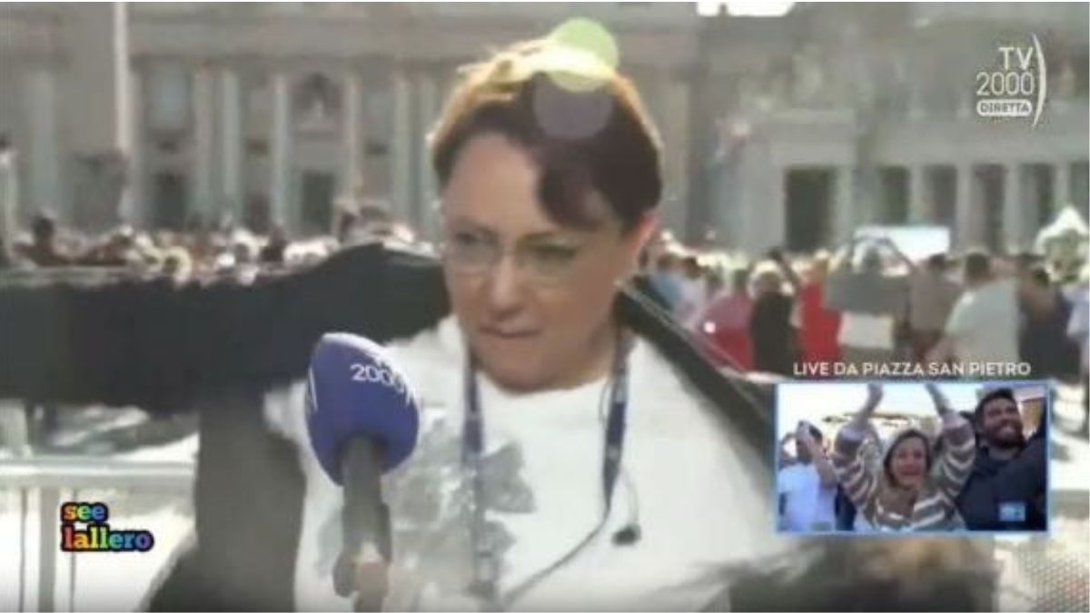 La giornalista presa alla sprovvista dalla fumata bianca: scena epica in diretta La giornalista presa alla sprovvista dalla fumata bianca: scena epica in diretta