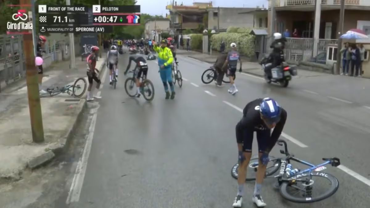 giro d italia nel caos maxicaduta e tappa neutralizzata panico in strada da Thesocialpost.it giro d italia nel caos maxicaduta e tappa neutralizzata panico in strada