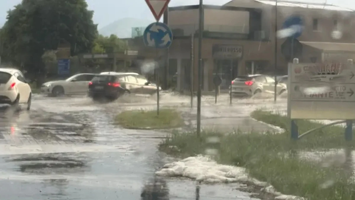 Violenta tempesta di grandine sulla città, strade imbiancate e allagamenti Violenta tempesta di grandine sulla città, strade imbiancate e allagamenti