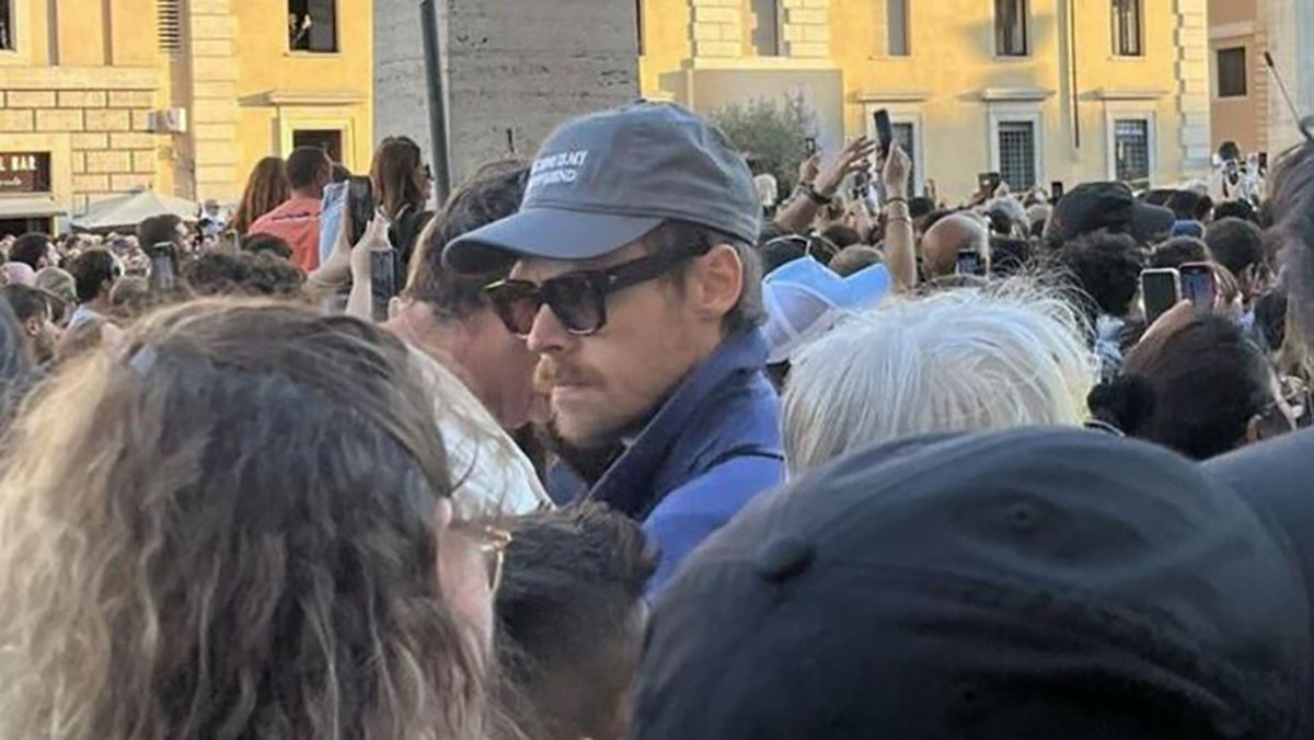 “Incredibile, è proprio lui!”. Il papa si affaccia e scoprono chi c’era in piazza ad aspettarlo “Incredibile, è proprio lui!”. Il papa si affaccia e scoprono chi c’era in piazza ad aspettarlo