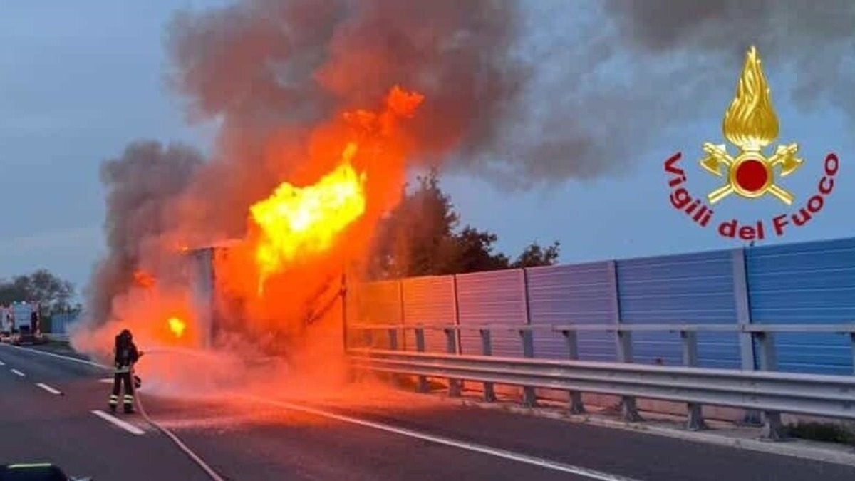incendio in autostrada camion va a fuoco colonna di fumo a km di distanza da Thesocialpost.it incendio in autostrada camion va a fuoco colonna di fumo a km di distanza