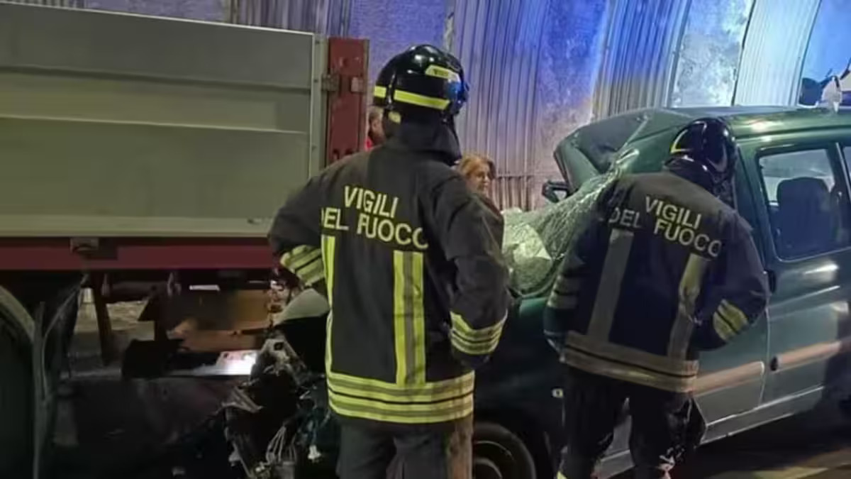 Tragedia in galleria, muoiono marito e moglie: scontro violentissimo con un camion Tragedia in galleria, muoiono marito e moglie: scontro violentissimo con un camion