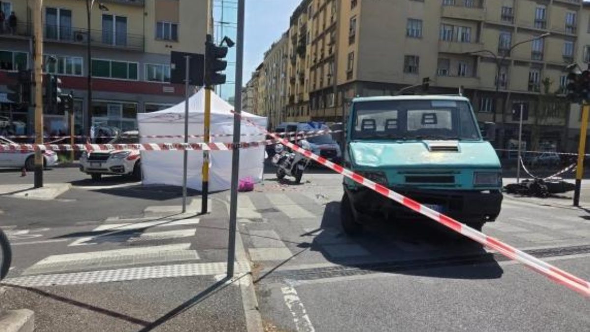 Terribile, motociclista contro un autocarro: la morte in un attimo. Strade in tilt