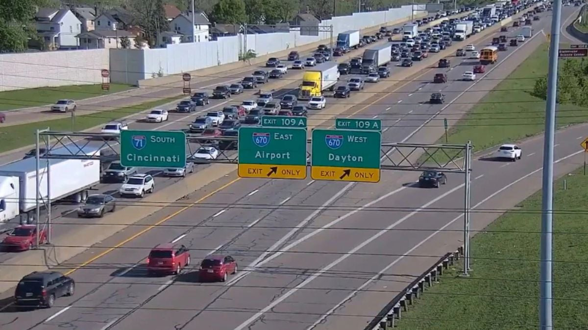 Auto blocca da Thesocialpost.it auto si blocca sull autostrada e scatena il caos un incidente da brividi video
