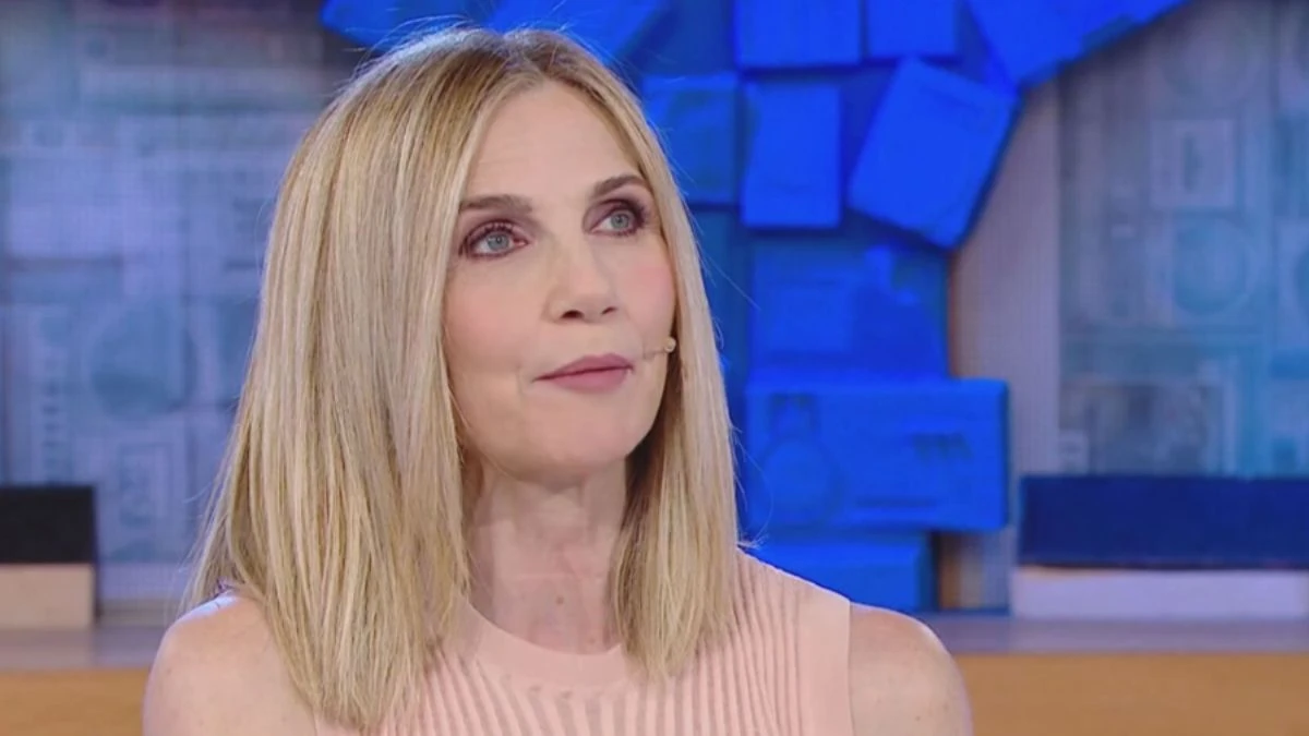 Lorella Cuccarini senza trucco e tutti notano un dettaglio: sui social critiche e applausi Lorella Cuccarini senza trucco e tutti notano un dettaglio: sui social critiche e applausi