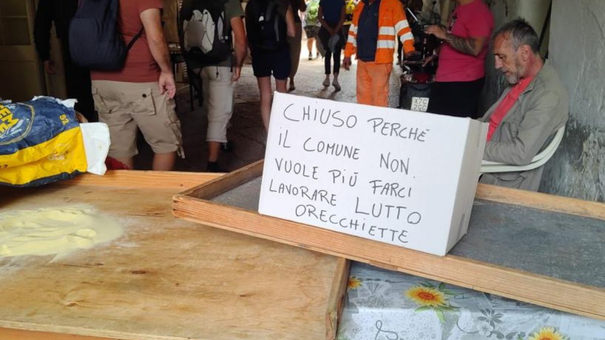 “Lutto orecchiette”, la protesta delle nonne di Bari Vecchia: cos’è successo “Lutto orecchiette”, la protesta delle nonne di Bari Vecchia: cos’è successo
