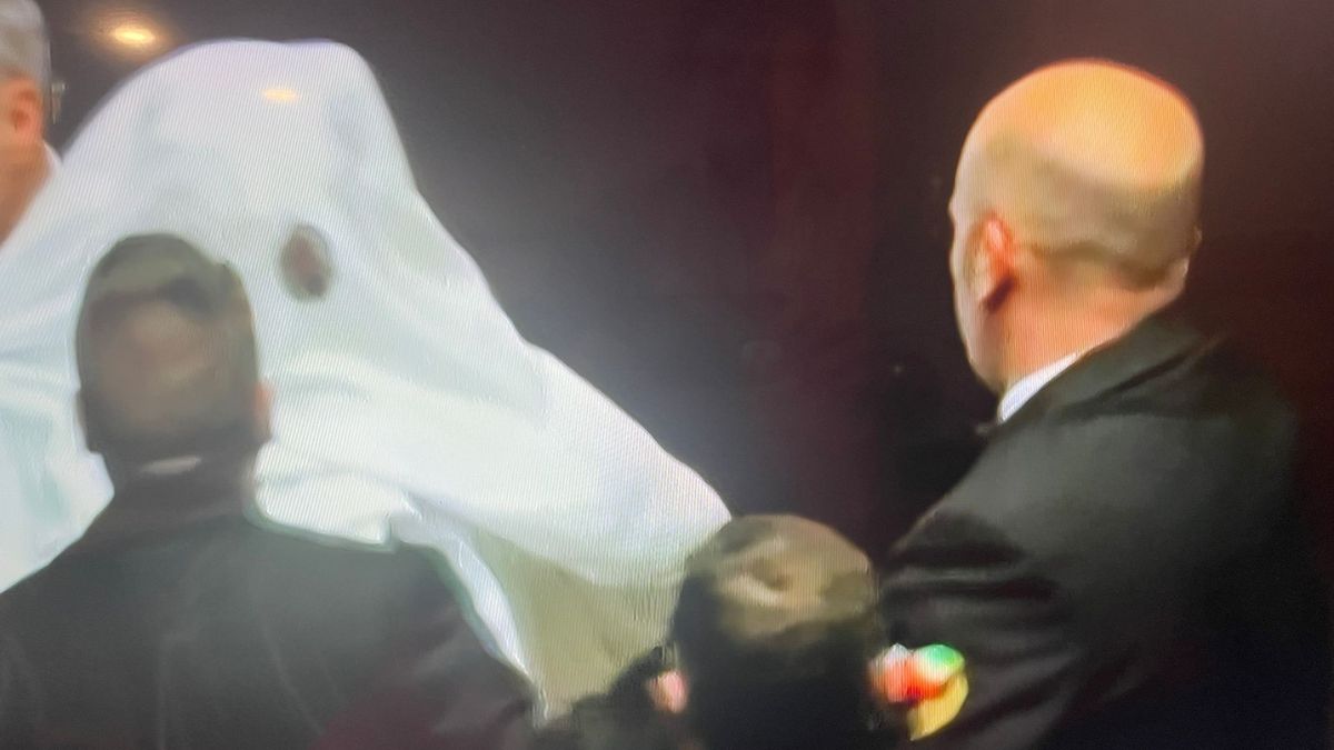 Bagarre in Aula: l’On. Magi protesta con un “fantasma” contro Meloni durante il dibattito sulla polizia Bagarre in Aula: l’On. Magi protesta con un “fantasma” contro Meloni durante il dibattito sulla polizia