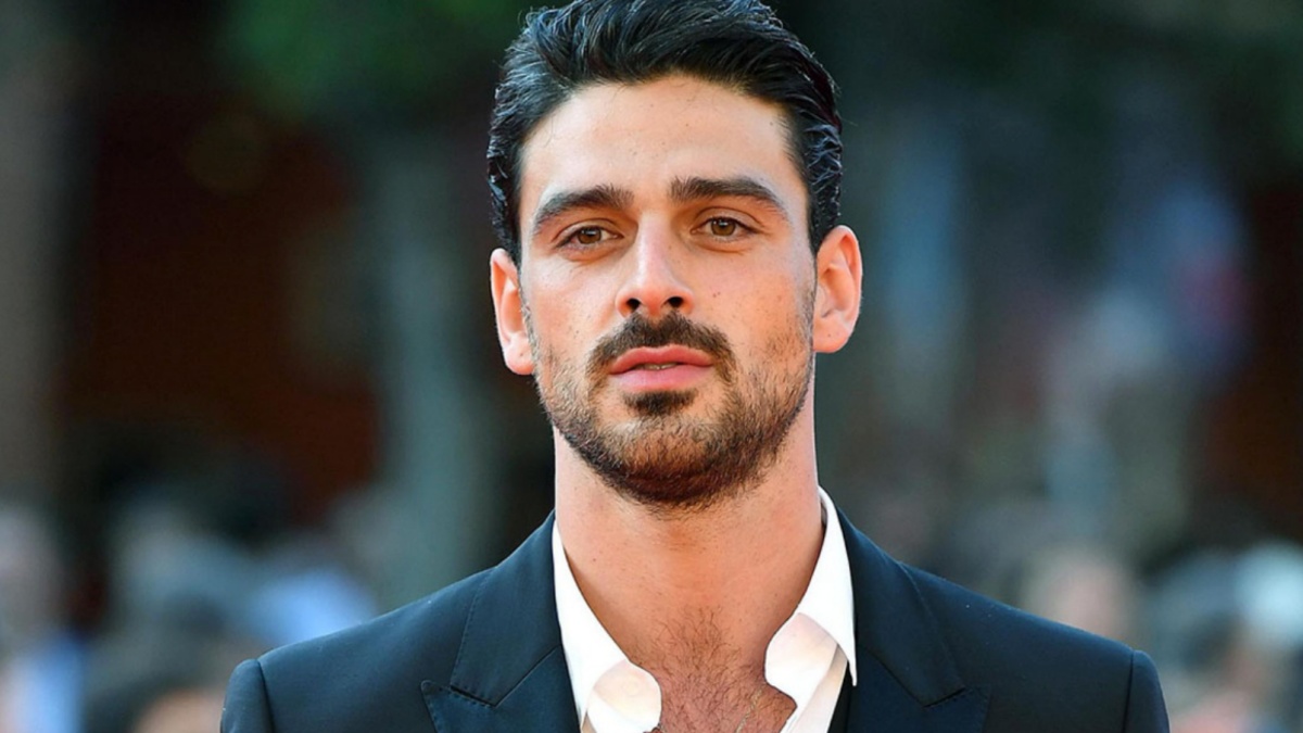 Michele Morrone, disastro sui social: prima attacca il cinema italiano, poi cancella e “spiega”