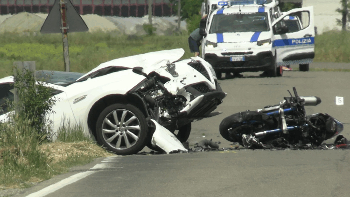Incidente mortale, scontro violentissimo: coinvolte un’auto e due moto. È tragedia Incidente mortale, scontro violentissimo: coinvolte un’auto e due moto. È tragedia
