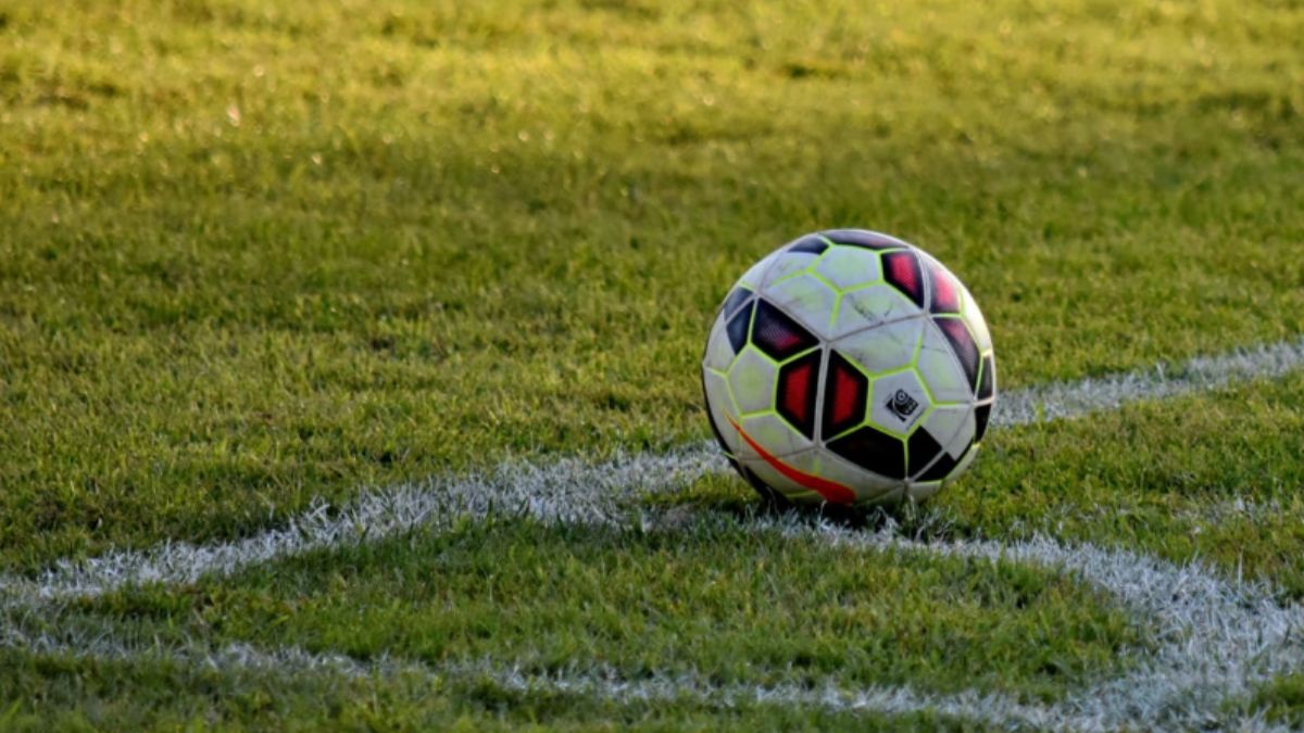 Scena surreale durante una partita di calcio: non era mai successo Scena surreale durante una partita di calcio: non era mai successo