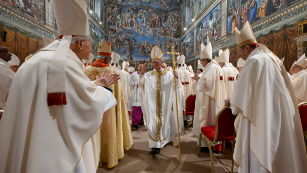 “Qualcuno dovette tirarlo su”. Papa Leone XIV, tutti i retroscena e gli aneddoti sul Conclave “Qualcuno dovette tirarlo su”. Papa Leone XIV, tutti i retroscena e gli aneddoti sul Conclave
