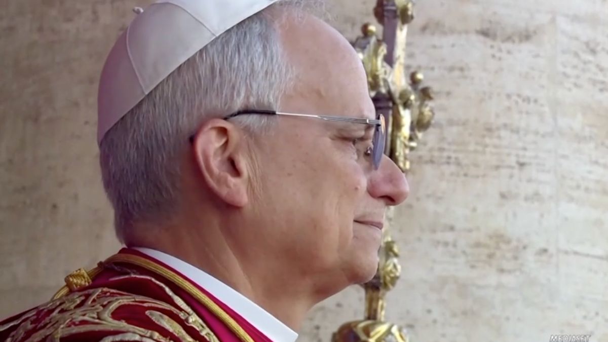Papa Leone si affaccia su Piazza San Pietro e piange: una scena che entra nella storia Papa Leone si affaccia su Piazza San Pietro e piange: una scena che entra nella storia