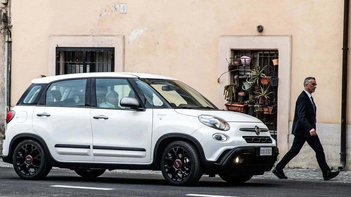 Addio alla Fiat 500 di Bergoglio: quale auto sceglierà Papa Leone XIV Addio alla Fiat 500 di Bergoglio: quale auto sceglierà Papa Leone XIV